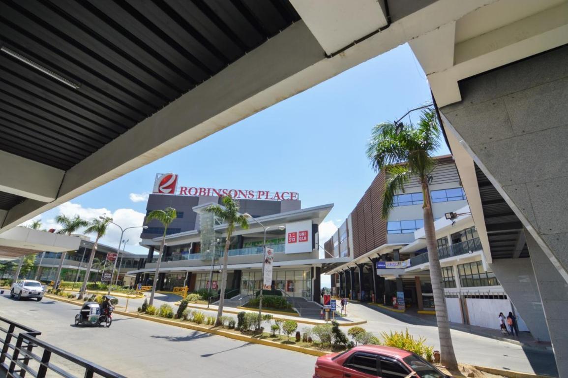 Viven Hotel Laoag Exterior foto