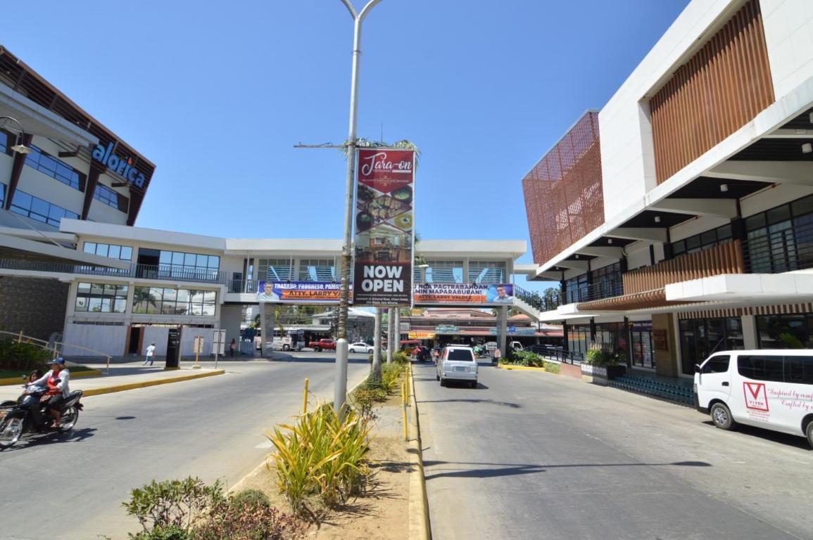 Viven Hotel Laoag Exterior foto