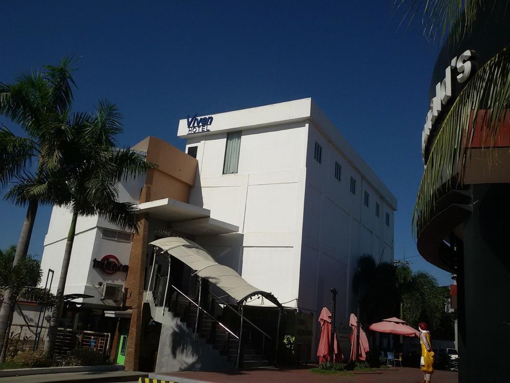 Viven Hotel Laoag Exterior foto